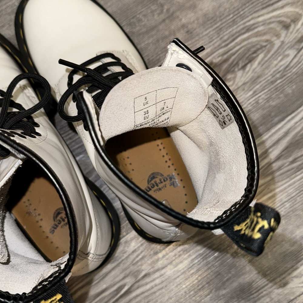WHITE DOC MARTENS - Picture 5 of 5